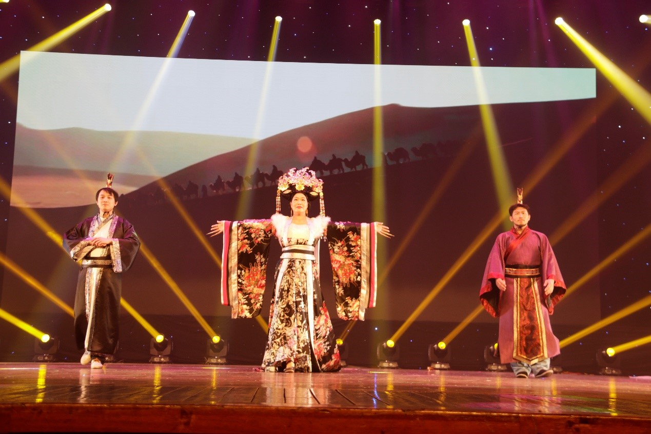 献礼93周年校庆公司 “华夏霓裳——服饰民族志”节目演出圆满成功